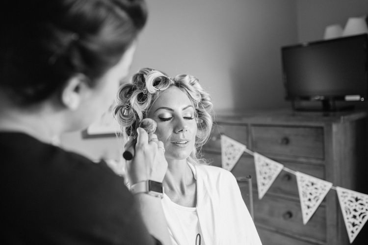 Fresh Modern Countryside Outdoor Wedding https://www.nikkismoments.com/