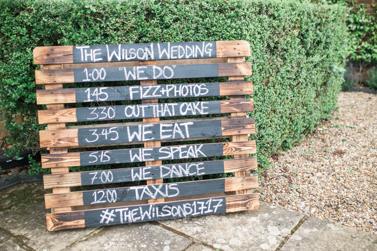 Wooden Pallet Sign Fresh Modern Countryside Outdoor Wedding https://www.nikkismoments.com/