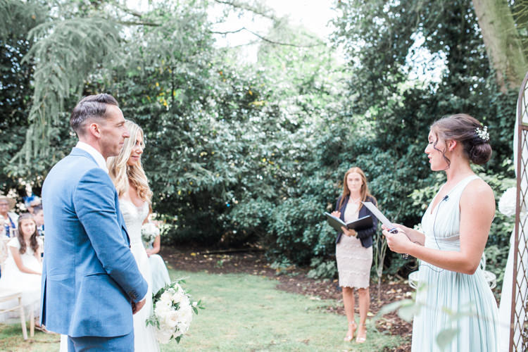 Fresh Modern Countryside Outdoor Wedding https://www.nikkismoments.com/