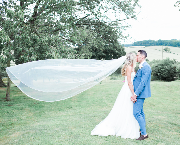 Fresh Modern Countryside Outdoor Wedding https://www.nikkismoments.com/