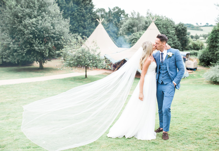 Fresh Modern Countryside Outdoor Wedding https://www.nikkismoments.com/