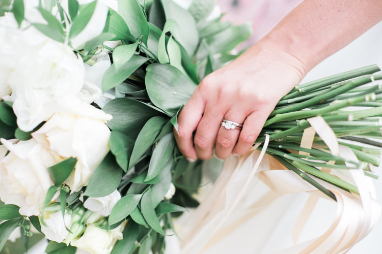 Fresh Modern Countryside Outdoor Wedding https://www.nikkismoments.com/
