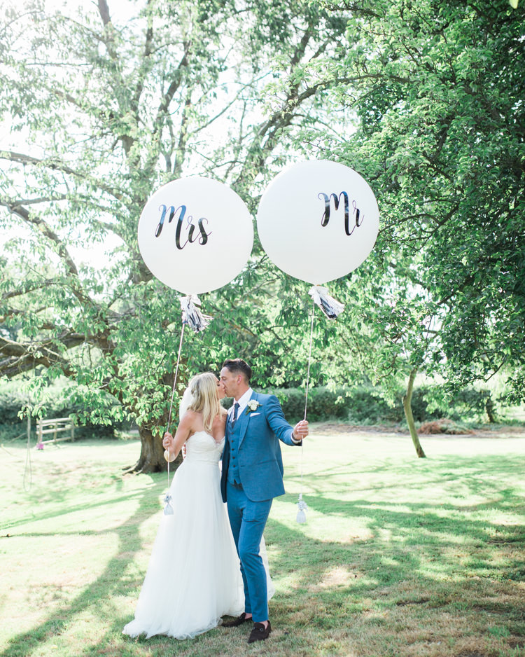 Mr Mrs Giant Balloons Fresh Modern Countryside Outdoor Wedding https://www.nikkismoments.com/