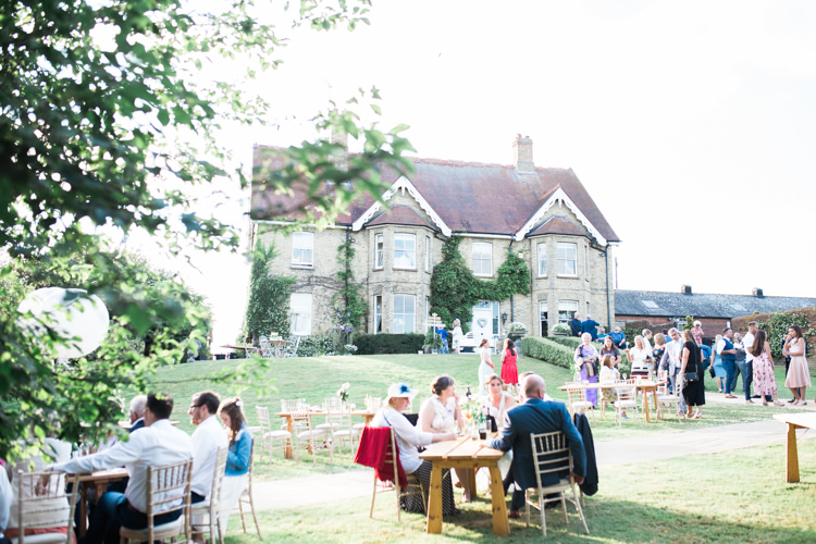 Fresh Modern Countryside Outdoor Wedding https://www.nikkismoments.com/