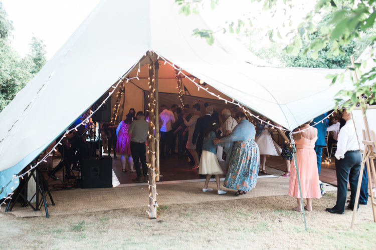 Fresh Modern Countryside Outdoor Wedding https://www.nikkismoments.com/