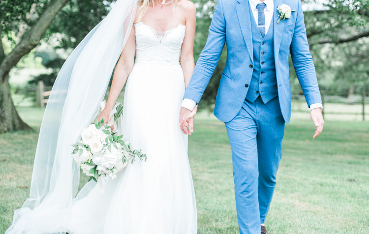 Fresh Modern Countryside Outdoor Wedding https://www.nikkismoments.com/