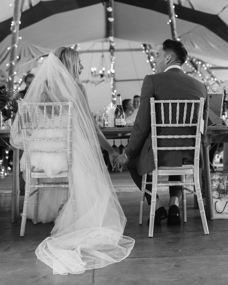 Fresh Modern Countryside Outdoor Wedding https://www.nikkismoments.com/