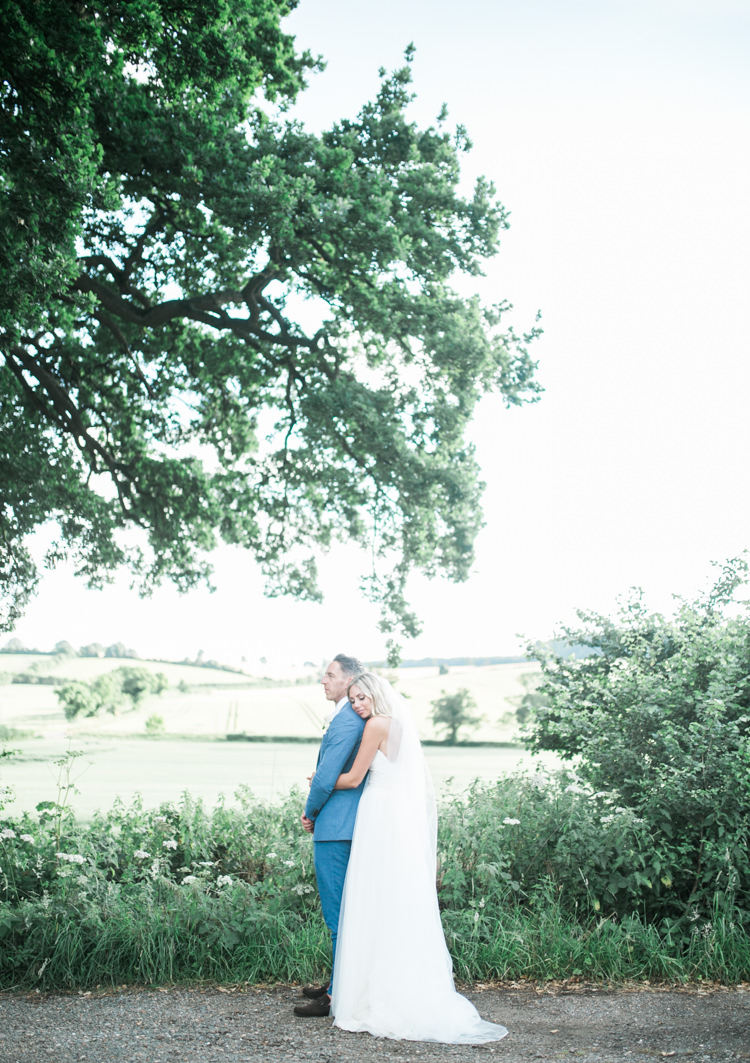 Fresh Modern Countryside Outdoor Wedding https://www.nikkismoments.com/
