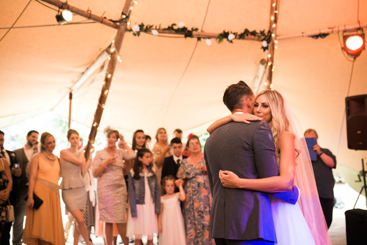 Fresh Modern Countryside Outdoor Wedding https://www.nikkismoments.com/