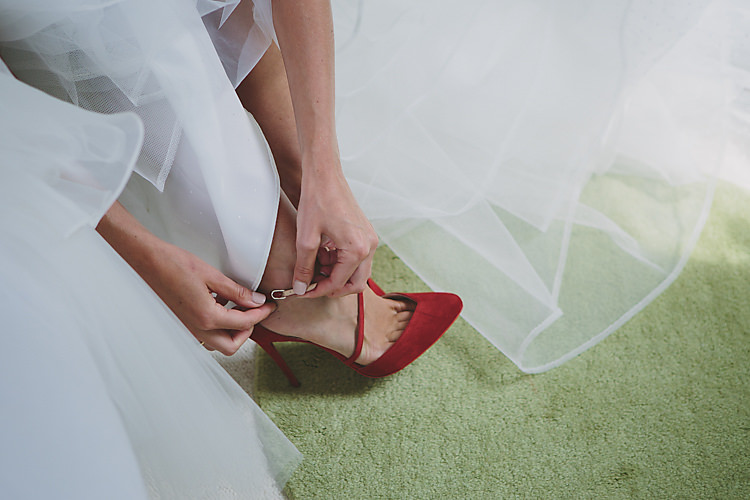 Pretty Country Gin Wedding http://www.victoriasomersethowphotography.co.uk/