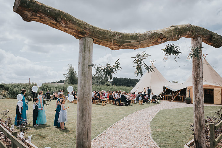 Happy Crafty Summer Farm Wedding http://twigandvine.photography/