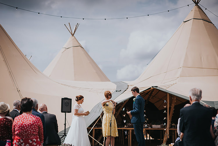 Happy Crafty Summer Farm Wedding http://twigandvine.photography/