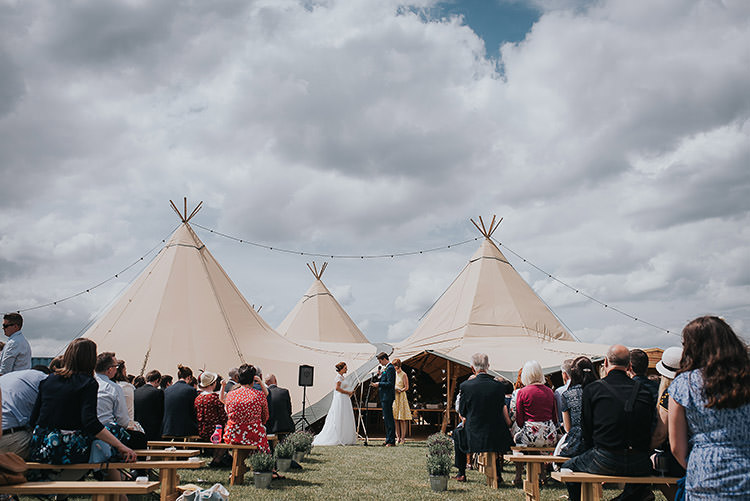 Happy Crafty Summer Farm Wedding http://twigandvine.photography/