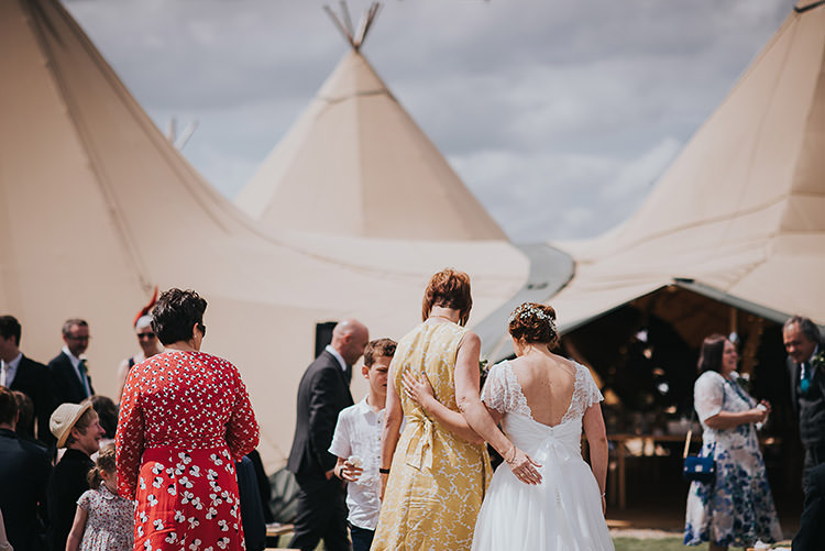 Happy Crafty Summer Farm Wedding http://twigandvine.photography/
