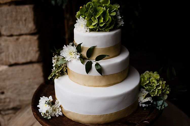 Cake Iced Flowers Chic Country Cotswolds Barn Wedding http://annabphotography.co.uk/