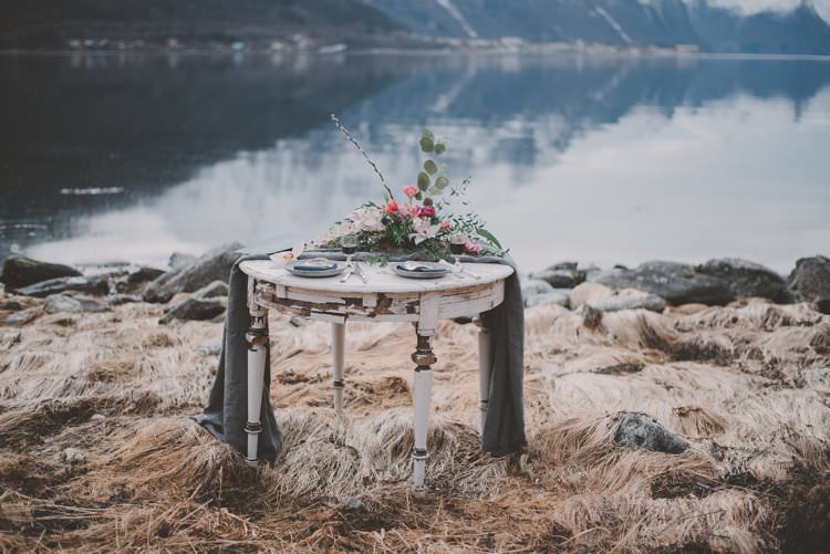 Table Runner Centerpiece Flowers White Grey Norway Mountain Elopement | Moody Chic Norwegian Fjord Wedding Ideas https://www.anoukfotografeert.nl/