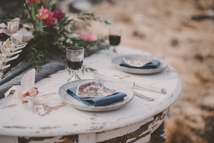 Minmalist Table Blue Shell Orchid Bone Centerpiece Norway Mountain Elopement | Moody Chic Norwegian Fjord Wedding Ideas https://www.anoukfotografeert.nl/