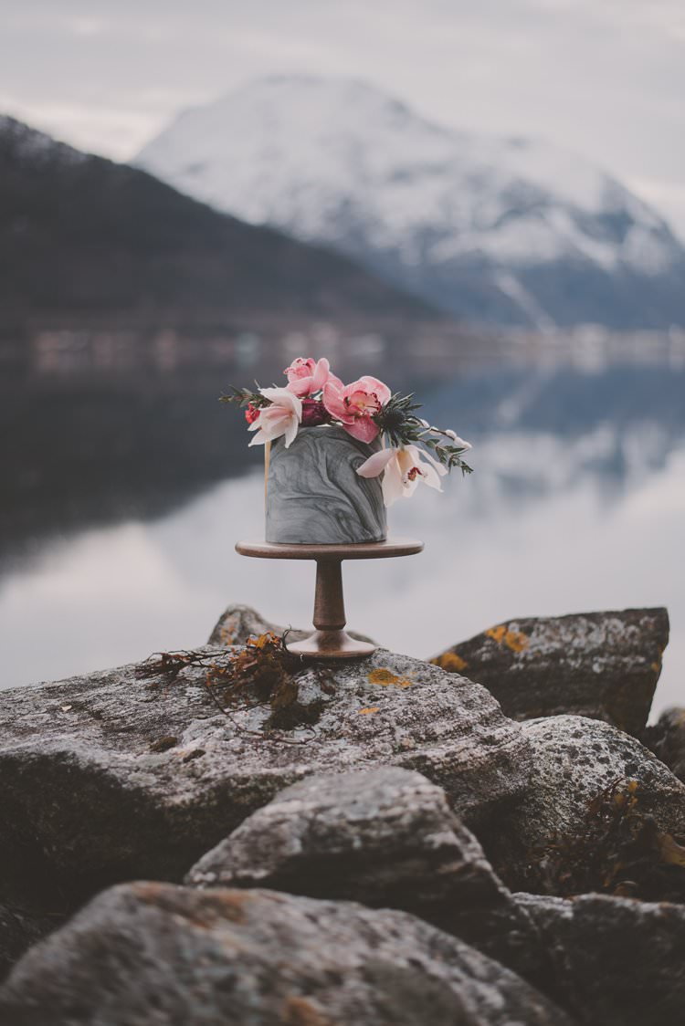 Grey Marble Cake Pink Flowers Norway Mountain Elopement | Moody Chic Norwegian Fjord Wedding Ideas https://www.anoukfotografeert.nl/