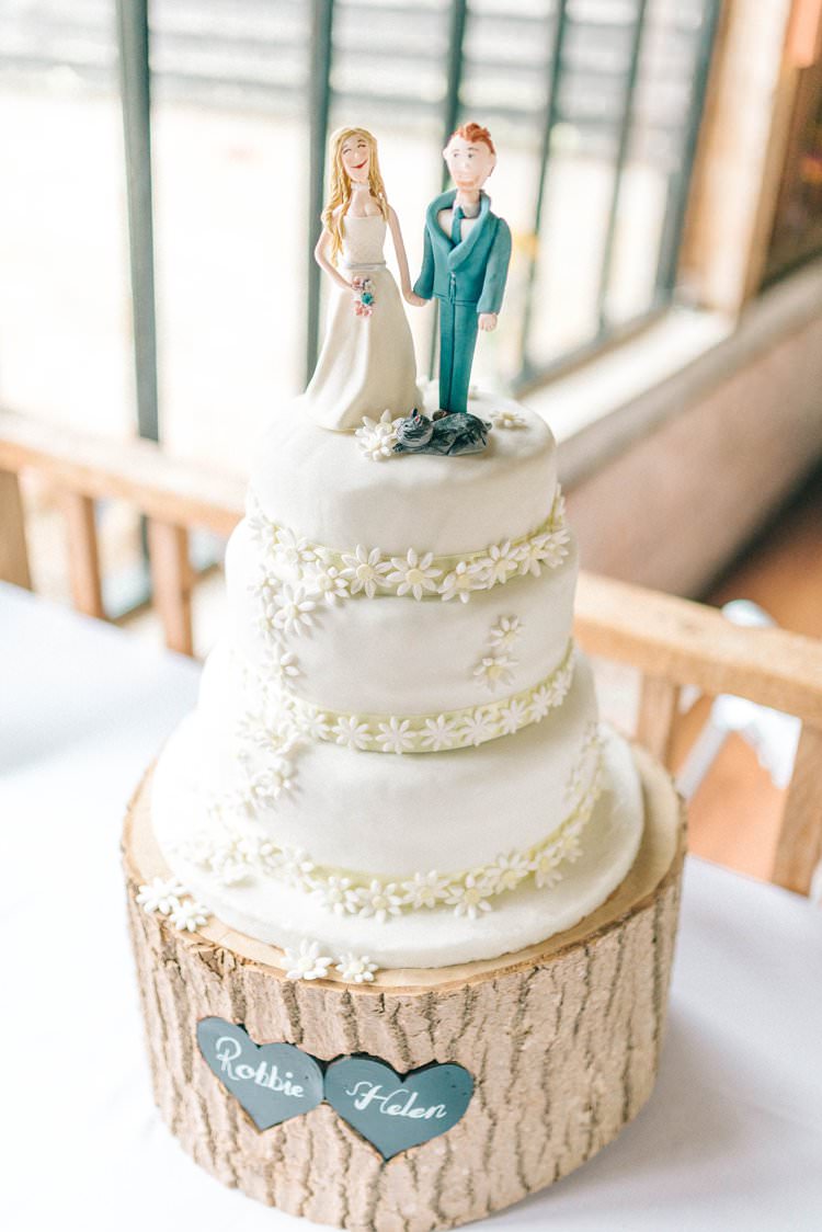 Daisy Cake Log Stand Rustic Summer Country DIY Barn Wedding http://sarahjaneethan.co.uk/