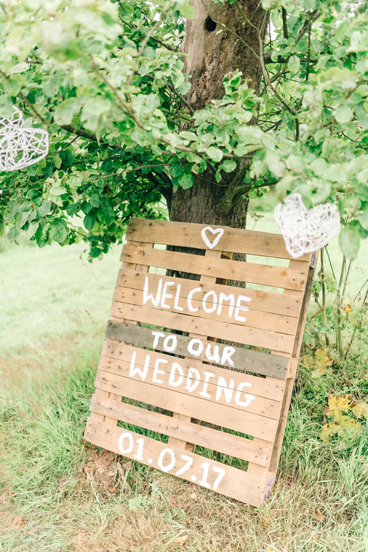 Wooden Pallet Welcome Sign Rustic Summer Country DIY Barn Wedding http://sarahjaneethan.co.uk/