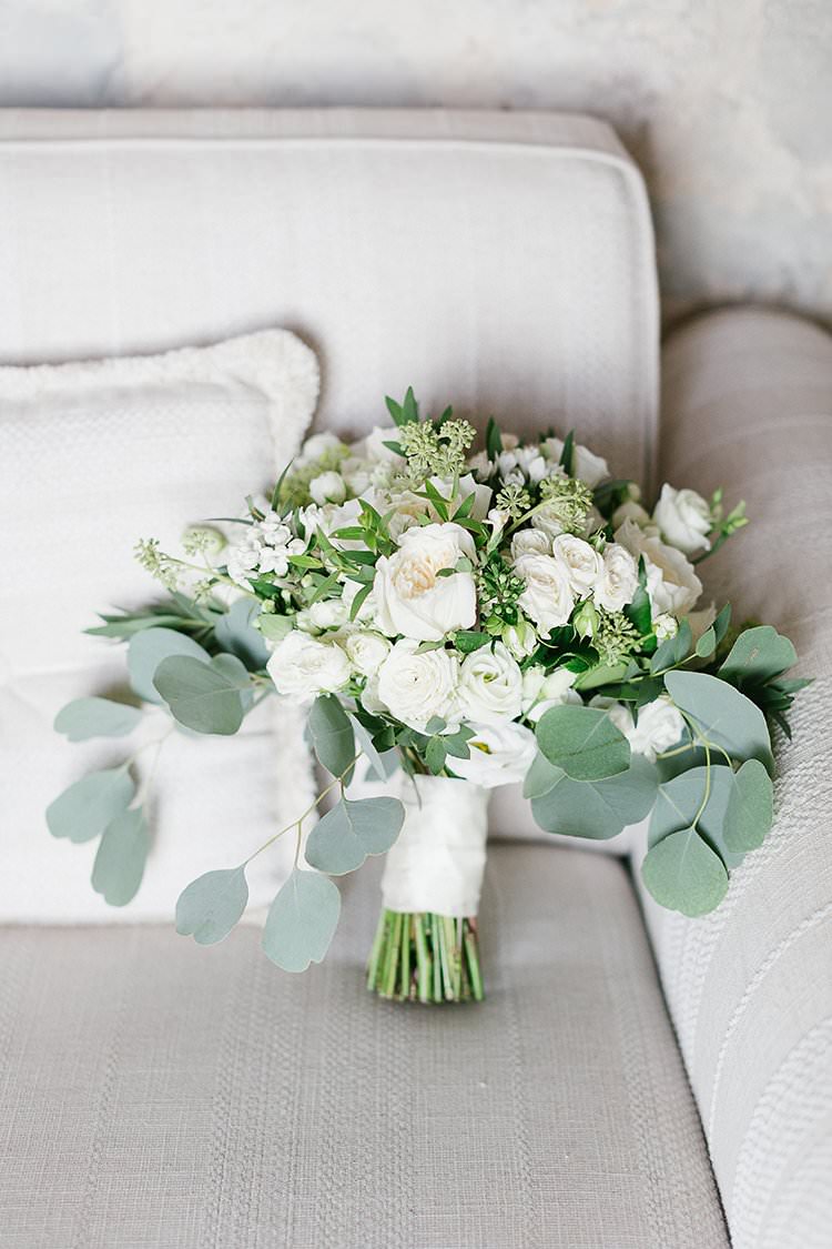 Bouquet Flowers Greenery Foliage White Roses Bride Bridal Romantic Scenic Tuscany Destination Wedding http://ilariapetrucci.co.uk/ 
