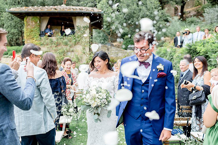 Confetti Throw Bride Groom Romantic Scenic Tuscany Destination Wedding http://ilariapetrucci.co.uk/