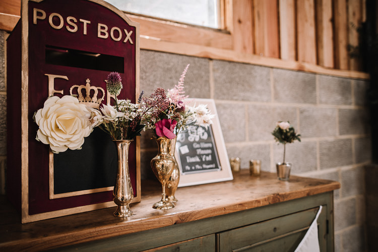 Luxe Rustic Autumn Berry Wedding http://www.oobaloosphotography.co.uk/
