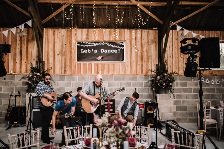 Luxe Rustic Autumn Berry Wedding http://www.oobaloosphotography.co.uk/
