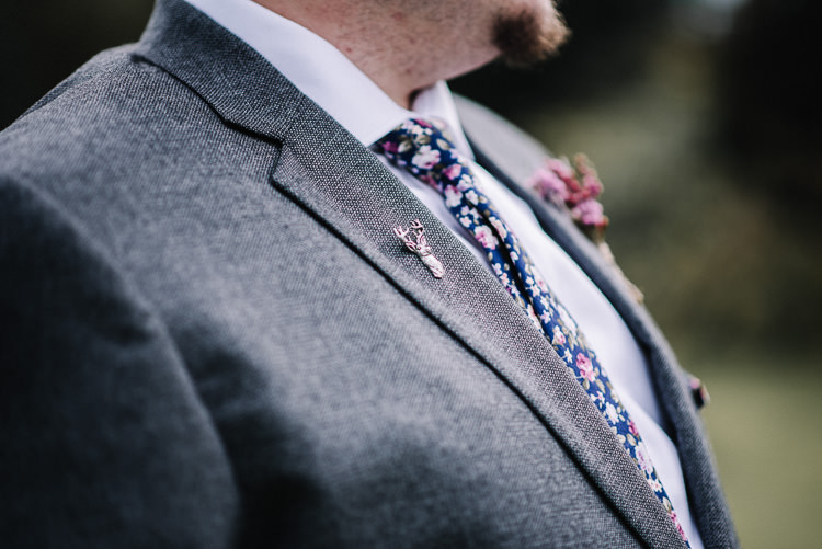 Stag Pin Badge Groom Luxe Rustic Autumn Berry Wedding http://www.oobaloosphotography.co.uk/