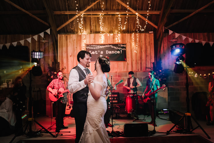 Luxe Rustic Autumn Berry Wedding http://www.oobaloosphotography.co.uk/