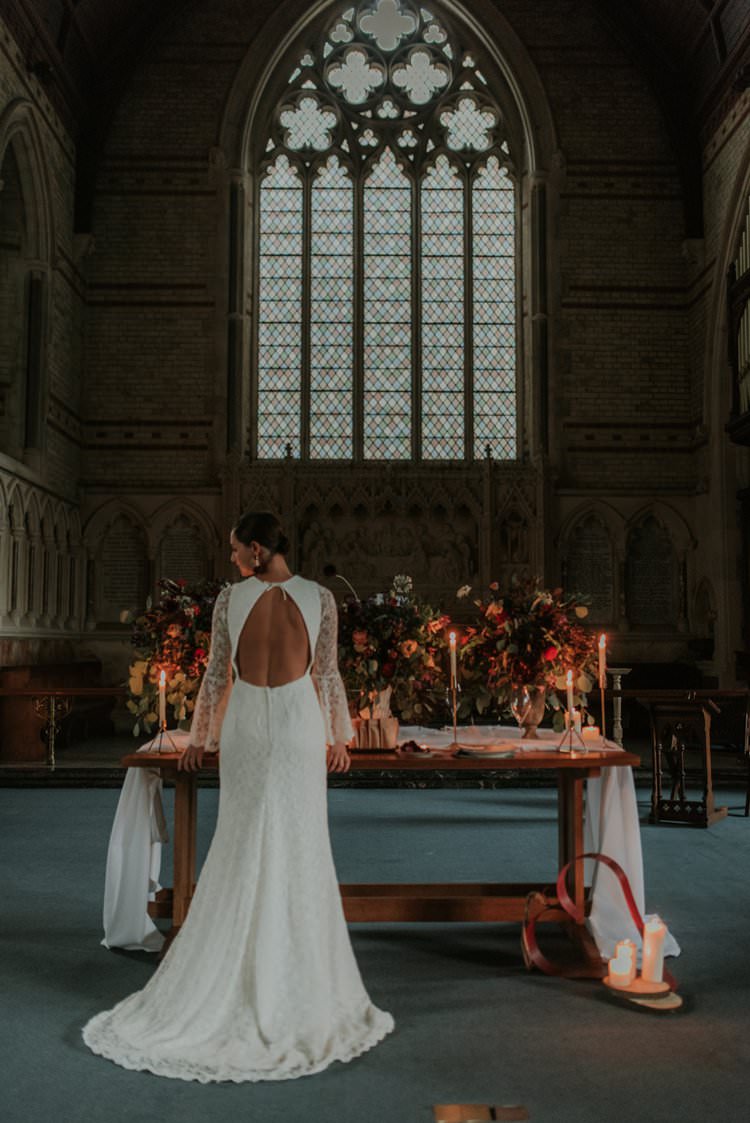 Tablescape Table Decor Decoration Candles Flowers Red Greenery Autumn Hygge Wedding Ideas http://meganelle.co.uk/