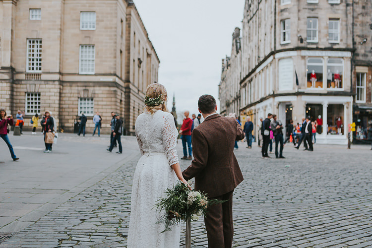 Wedding Bride Groom Greenery Bouquet City Photography Streets Buildings | Cool Edinburgh City Elopement http://www.arcadiancity.co.uk/