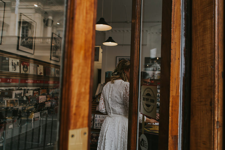 Wedding Bride Groom Greenery Bouquet City Photography Vinyl Shop Scotland | Cool Edinburgh City Elopement http://www.arcadiancity.co.uk/