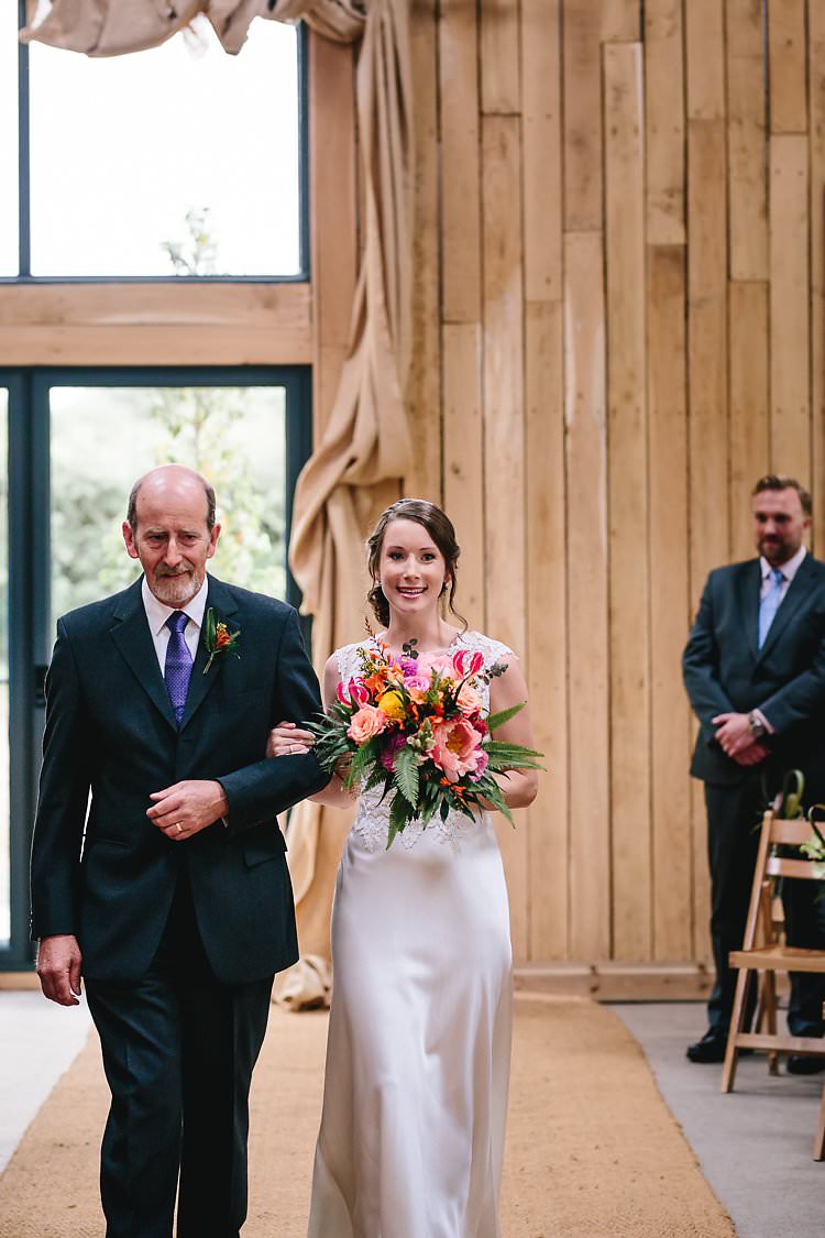Tropical Countryside Tipi Wedding https://parkershots.com/