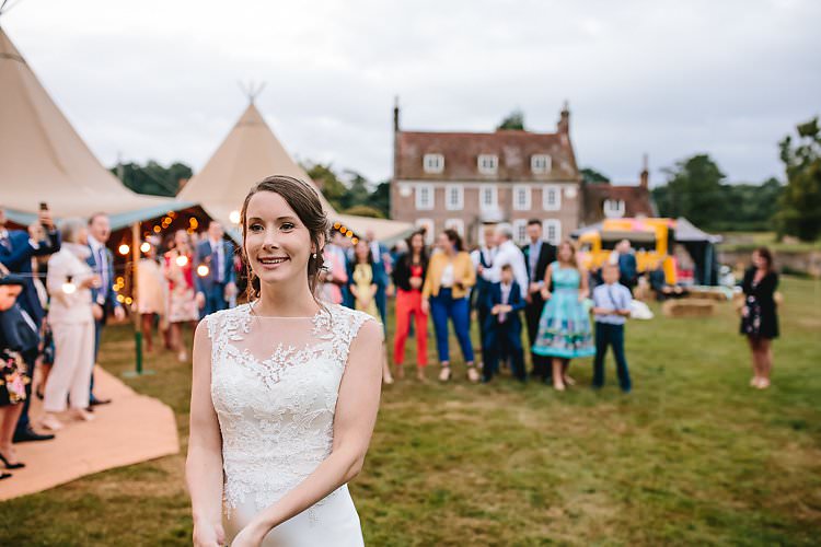 Tropical Countryside Tipi Wedding https://parkershots.com/