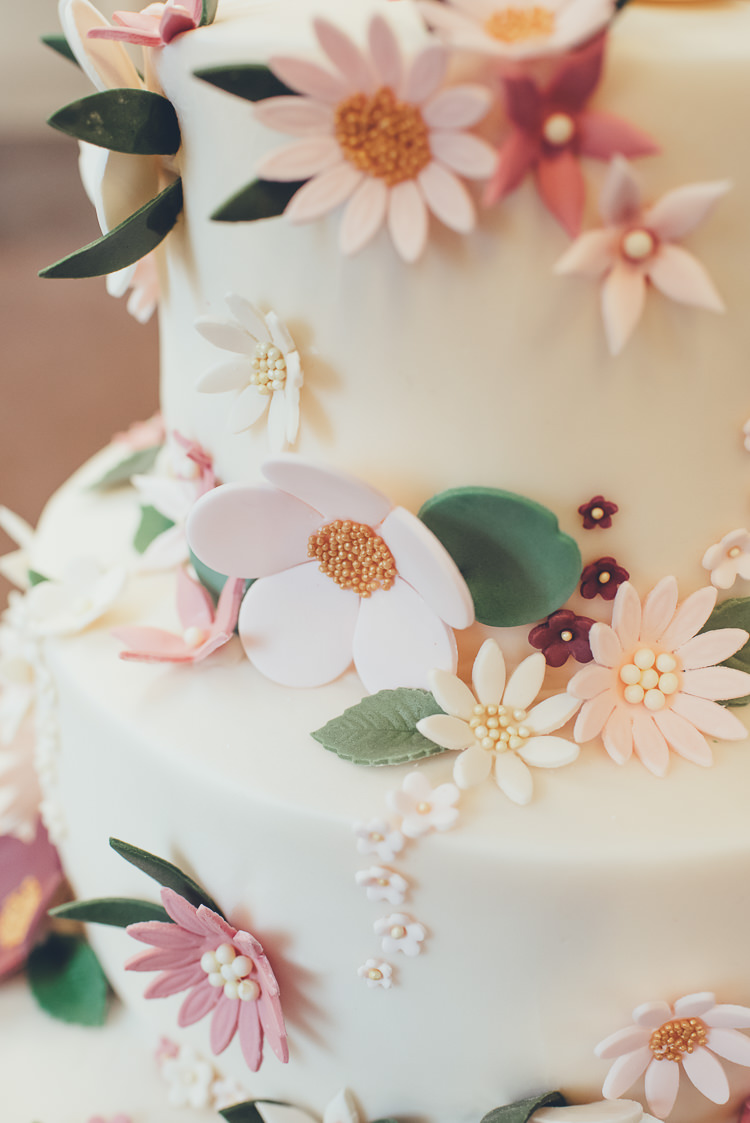 Homemade DIY Cake Sugar Flowers Icing Decorations Pink Blush Green Burgundy Gold | Greenery Burgundy City Autumn Wedding http://lisahowardphotography.co.uk/