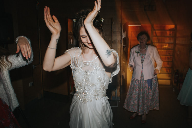 Happy DIY Woodland Wedding http://www.elliegracephotography.co.uk/