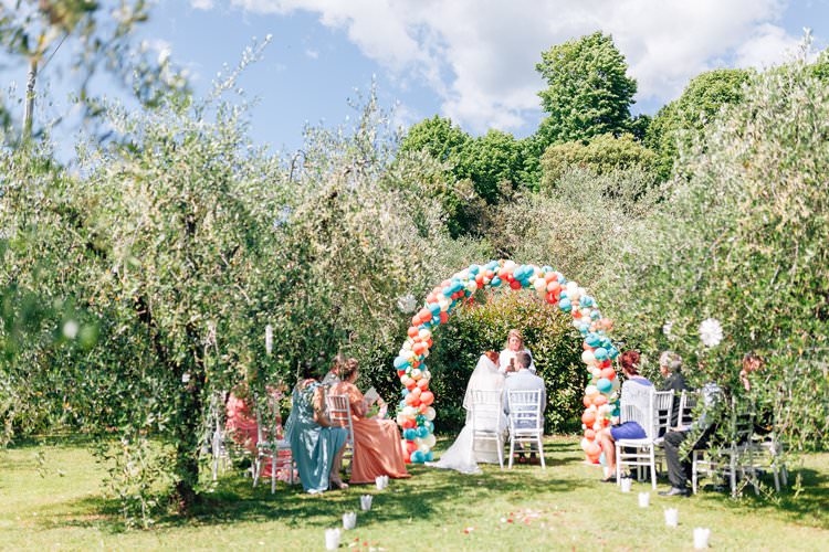 Italy Destination Wedding Olive Trees Outdoor Reception Summer Spring Bride Groom Balloon Arch | Romantic Garden Elopement Tuscany http://purewedding.it/en