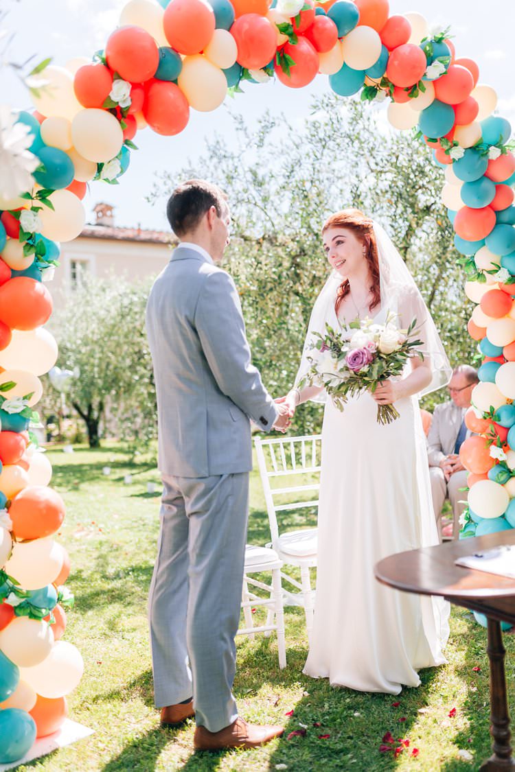 Balloon Floral Arch Colorful Outdoor Ceremony Bride Groom Summer Spring Simple Bouquet | Romantic Garden Elopement Tuscany http://purewedding.it/en