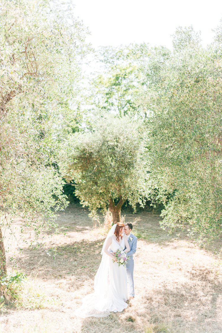 Italy Destination Wedding Olive Trees Outdoor Summer Spring Bride Groom | Romantic Garden Elopement Tuscany http://purewedding.it/en