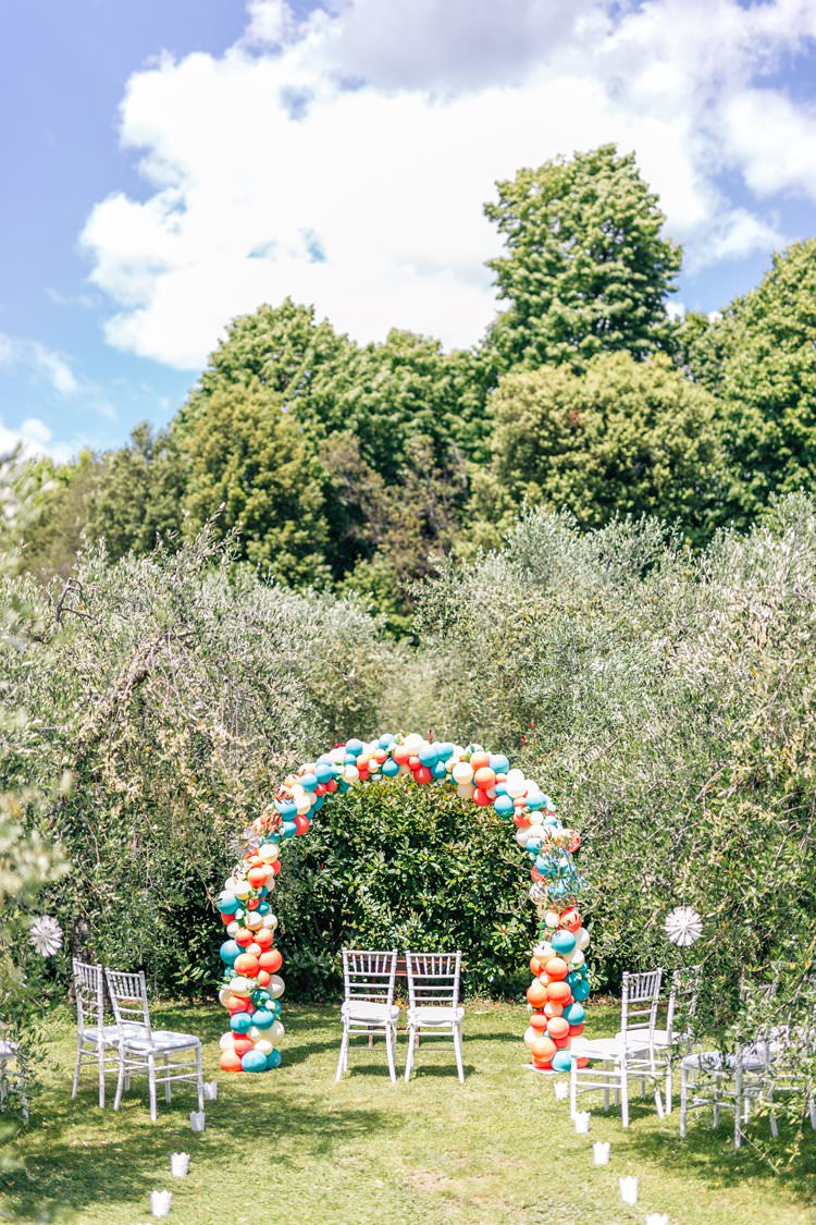 Italy Destination Olive Trees Balloon Floral Arch Colorful Outdoor Ceremony Summer Spring | Romantic Garden Elopement Tuscany http://purewedding.it/en
