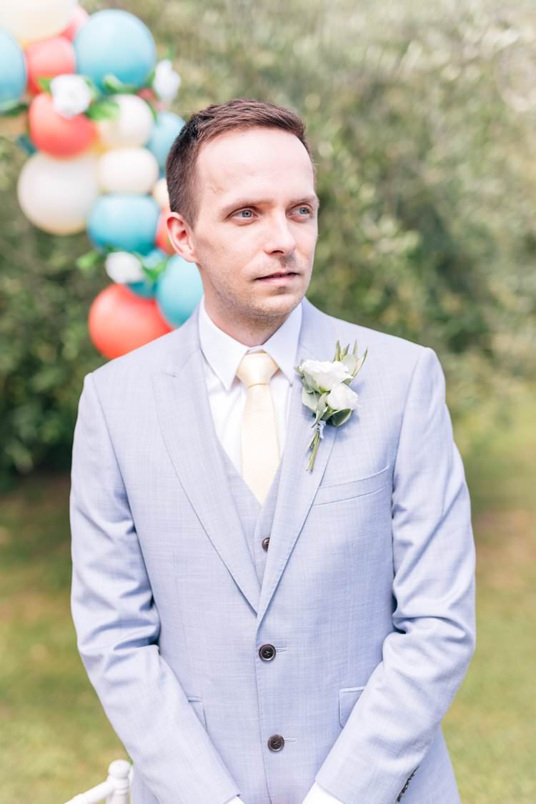 Italy Destination Wedding Olive Trees Outdoor Summer Spring Groom Balloon Arch | Romantic Garden Elopement Tuscany http://purewedding.it/en