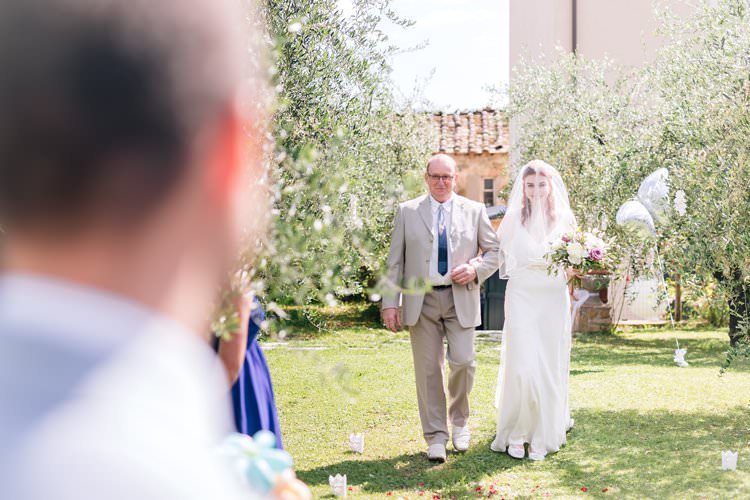 Italy Destination Wedding Olive Trees Outdoor Ceremony Summer Spring Bride White Pink Bouquet | Romantic Garden Elopement Tuscany http://purewedding.it/en
