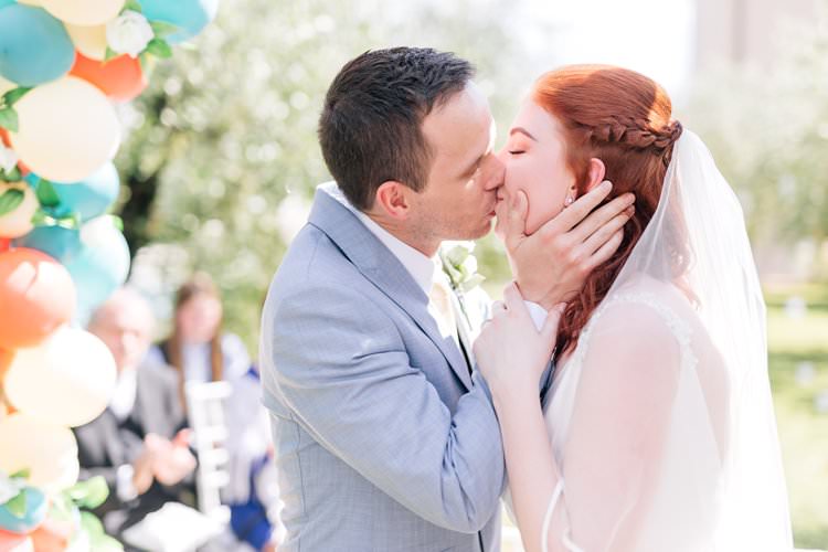 Italy Destination Wedding Olive Trees Outdoor Reception Summer Spring Bride Groom Kiss Balloon Arch | Romantic Garden Elopement Tuscany http://purewedding.it/en