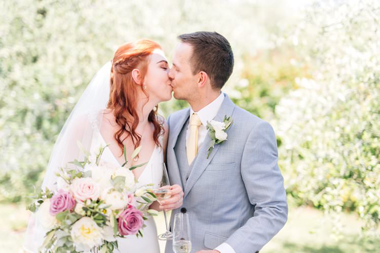 Italy Destination Wedding Olive Trees Outdoor Summer Spring Bride Groom Kiss Pink White Bouquet | Romantic Garden Elopement Tuscany http://purewedding.it/en