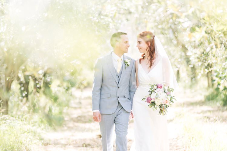 Italy Destination Wedding Olive Trees Outdoor Summer Spring Bride Groom Pink White Bouquet | Romantic Garden Elopement Tuscany http://purewedding.it/en