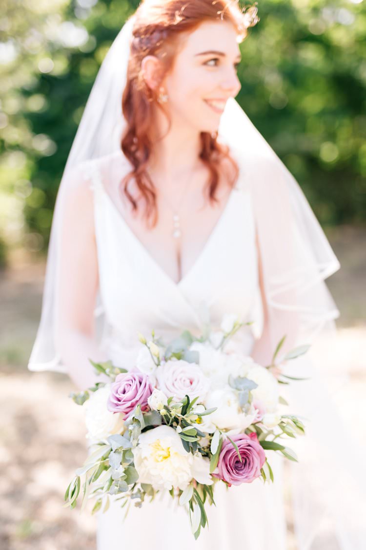 Italy Destination Wedding Olive Trees Outdoor Summer Spring Bride Pink White Simple Bouquet | Romantic Garden Elopement Tuscany http://purewedding.it/en