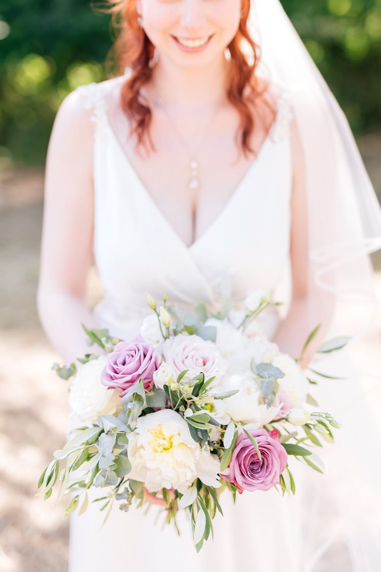 Italy Destination Wedding Olive Trees Outdoor Summer Spring Bride White Pink Bouquet | Romantic Garden Elopement Tuscany http://purewedding.it/en