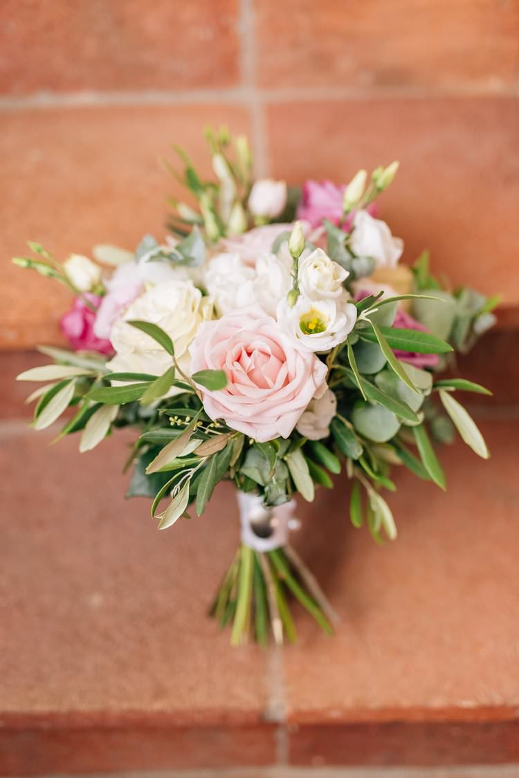 Italy Destination Wedding Olive Rose White Pink Flowers Bouquet Summer Spring | Romantic Garden Elopement Tuscany http://purewedding.it/en