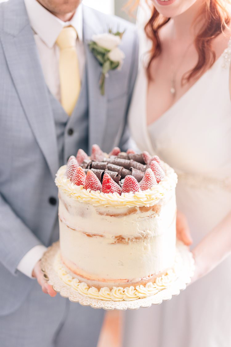 Italy Destination Wedding Summer Spring Bride Groom Naked Cake Strawberries Chocolate | Romantic Garden Elopement Tuscany http://purewedding.it/en